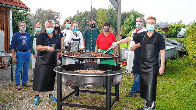 Die Helfer um Karin Greinwald und Alexander Cerny am Grill hoffen auf den nächsten, richtigen Dämmerflohmarkt im nächsten Jahr.