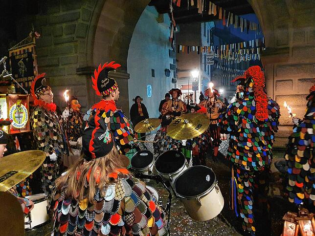 Lasst sie ein. Um 6.30 treffen die Blätzlebuebe am Schnetztor auf die Stadtwächter. Doch die haben keine Chance. Lasst die Narren ein!