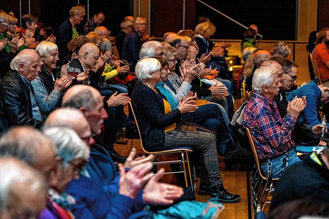 Mit großer Anteilnahme verfolgt das Publikum die Diskussion.