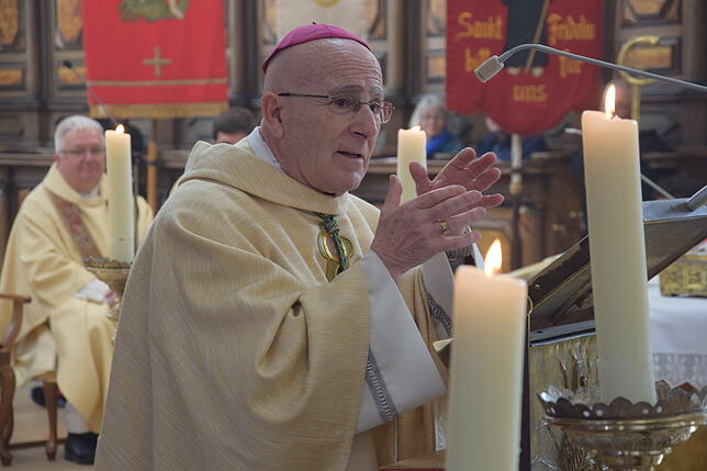 Der Churer Bischof Joseph Maria Bonnemain zelebriert das Pontifikalamt im St. Fridolinsmünster von Bad Säckingen.