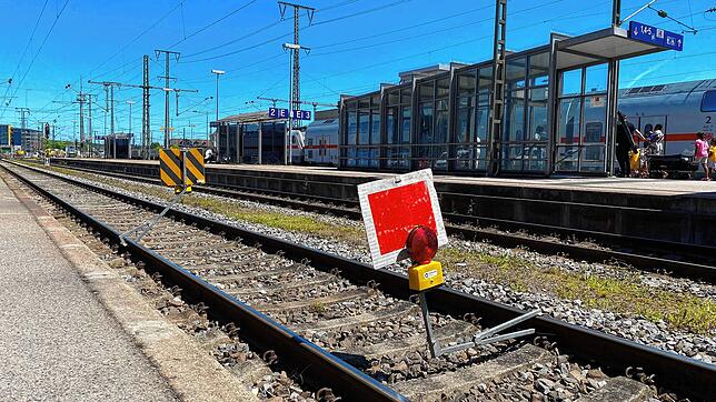 Wer genau hinschaut, kann auch direkt am Bahnsteig Spuren der Bauarbeiten sehen.