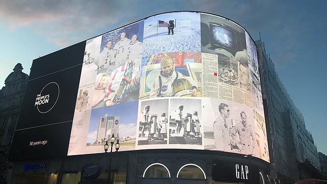 Die große Werbefläche an der berühmten Londoner Straßenkreuzung Piccadilly Circus zeigt zum 50. Jubiläum der Mondlandung auch ein Bild ...