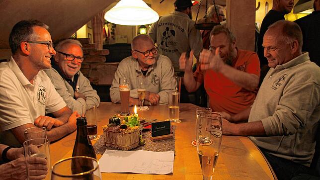 Heitere Stimmung und angeregte Gespräche am angestammten Tisch (von links): Elmar Rohrer, Michael Nothelfer, Rudi Eppler, Silvan Mayer ...