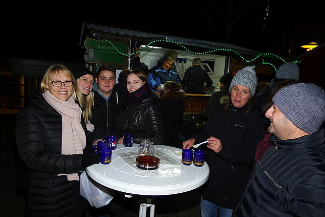 Bild 8: Bilderstory: Kulinarische Genüsse und eine besinnliche Atmosphäre locken viele Besucher auf den Nikolausmarkt in Wittenhofen