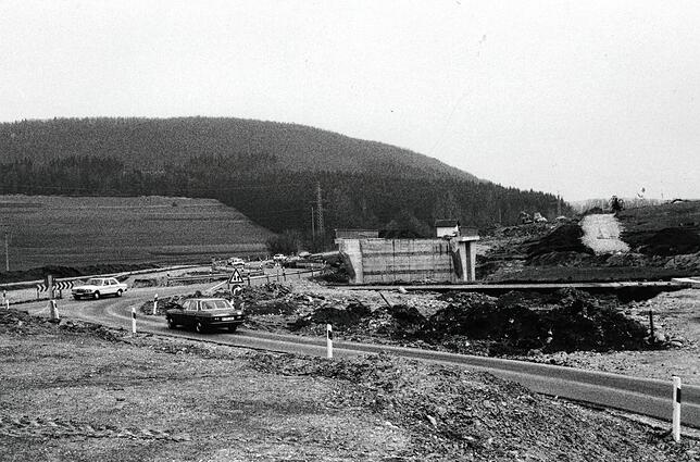 Unser Bild zeigt den Bau der Feldwegüberführung. Der normale Verkehr läuft über den ausgebauten Feldweg mit Leitpfosten.