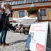 Ein Mann scannt in Tübingen mit seinem Handy in der Innenstadt vor einer Corona Schnelltest-Station einen QR-Code für einen ...