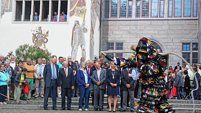 Der Hänsele war stets &ndash; wie hier auf der Hofstatt unterhalb des Rathauses &ndash; auch Platzmacher zur Aufführung des ...