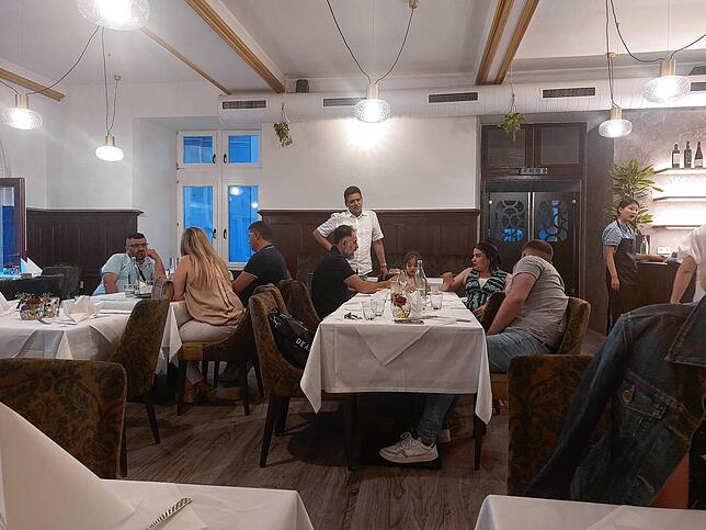 Vikram Singh im neuen Meera in der Brückengasse im Kreise seiner Gäste.