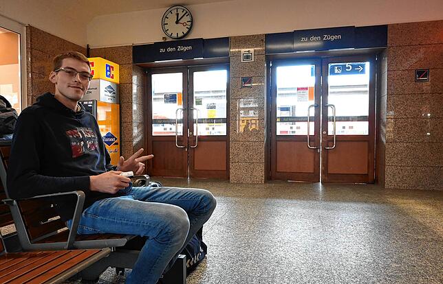 In der Wartehalle des Waldshuter Bahnhofs versucht Ognjen Kodžo sich zu orientieren und irgendwie in Richtung Frankfurt am Main zu ...