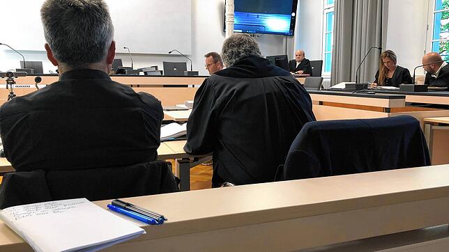 Blick in den Sitzungssaal im Landgericht Ravensburg. Hier wird noch auf den 42-Jährigen gewartet, der aus der Untersuchungshaft ins ...