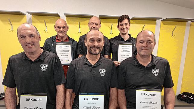 Der SV Denkingen mit seinem Vorsitzenden Jürgen Fularczyk (hintere Reihe, Mitte) ehrt die Mitglieder Anton Spohn (hinten links), Andreas ...