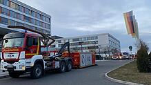 Zwei Löschzüge schickt die Feuerwehr zum Klinikum. Beim Eintreffen sehen die Einsatzkräfte dichten Rauch.