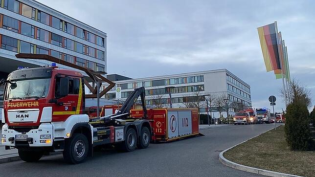 Zwei Löschzüge schickt die Feuerwehr zum Klinikum. Beim Eintreffen sehen die Einsatzkräfte dichten Rauch.