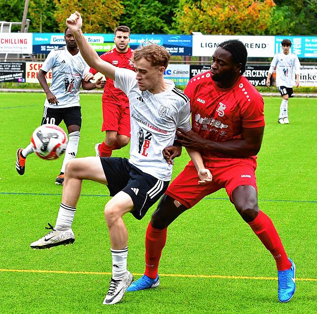 Gefährlicher Stürmer: Der erfahrene Paul Mendy, Spielertrainer beim SV Dogern, kennt die Stärken von Obersäckingens Stürmer Noel Ciarmiello.