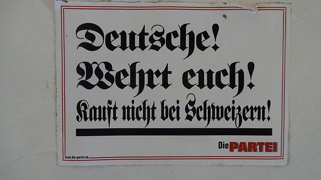 Bild : Satire oder Geschmacklosigkeit? &bdquo;Die Partei&ldquo; kupfert mit einem Aufkleber von Nazi-Rhetorik ab