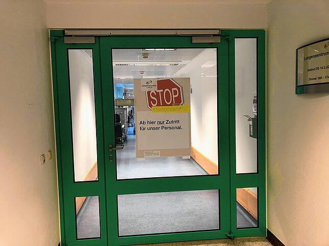 Stopp: Außer Patienten und das Pflegepersonal kommt niemand auf die Corona-Station.