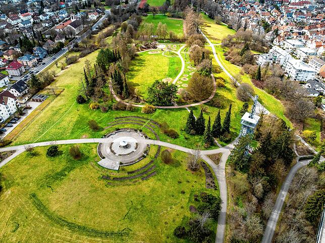 Dieser Blick von oben zeigt in der Mitte den 2010 angelegten Rosenplatz auf dem Hubenloch, rechts davon den Aussichtsturm, im ...