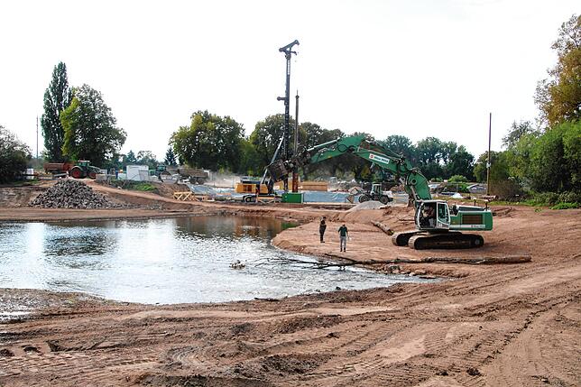 Ein Blick auf den Bereich, in dem in nächster Zeit eine Schwerlastbrücke gebaut wird. Dort finden aktuell Bohrarbeiten statt.