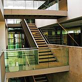 Das offene Treppenhaus (hier im April 2000) genügt nicht mehr denn heutigen Sicherheitsanforderungen.