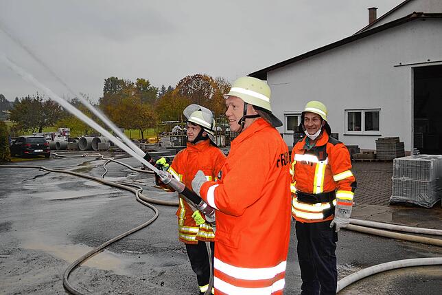 Wehrmänner an den Strahlrohren bildeten eine Riegelstellung zum Schutz des Wohnhauses. Versorgt wurden die Strahlrohre über Verteiler ...
