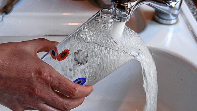 In Höchenschwand steigen die Gebühren für Frischwasser, Abwasser und Niederschlagswasser. (Symbolbild) Bild: Peter Schütz