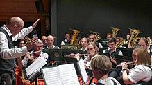 Ein herausragender Dirigent und Trompeter Martin Schmid (links) und laut dem Vorsitzenden Maurice Parent „der beste Haufen, den man sich ...