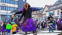 Eine St. Georgener Nesthexe tanzt auf dem Bärenplatzkreisel. Die schwarz-lila Hexenzunft feiert in diesem Jahr ihr 33-jähriges Bestehen ...