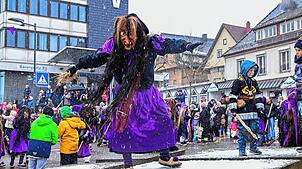 Eine St. Georgener Nesthexe tanzt auf dem Bärenplatzkreisel. Die schwarz-lila Hexenzunft feiert in diesem Jahr ihr 33-jähriges Bestehen ...