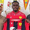 Neuzugang Nummer 3: Beim Landesligisten FSV Rheinfelden wird Ligawu Esombi (Mitte) vom 3. Vorsitzenden Joachim Sperker (links) und ...
