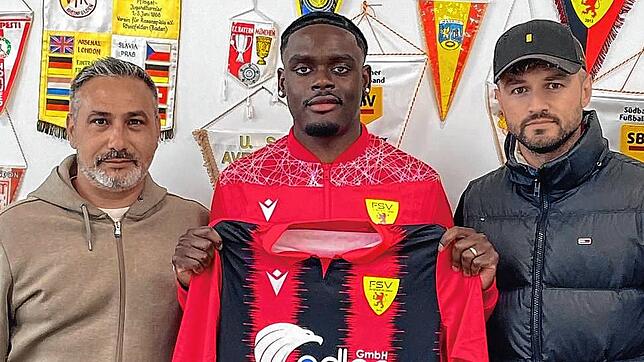 Neuzugang Nummer 3: Beim Landesligisten FSV Rheinfelden wird Ligawu Esombi (Mitte) vom 3. Vorsitzenden Joachim Sperker (links) und ...