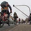 Noch ist es nur ein schmaler Streifen, auf dem Radfahrer über die Peterhauser Straße zum Bahnübergang geführt werden. Ab Sommer 2017 ...
