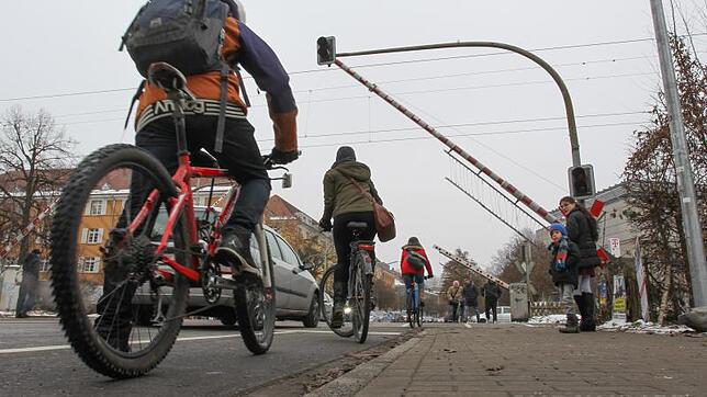 Noch ist es nur ein schmaler Streifen, auf dem Radfahrer über die Peterhauser Straße zum Bahnübergang geführt werden. Ab Sommer 2017 ...