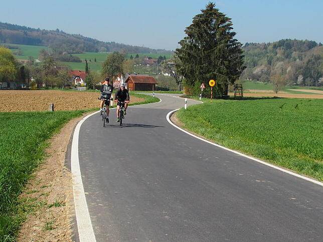 Tour 5: Zwei Radfahrer haben gerade ganz locker die deutsch-schweizerische Grenze passiert. Im Hintergrund liegt Murbach. Bild: Gudrun ...