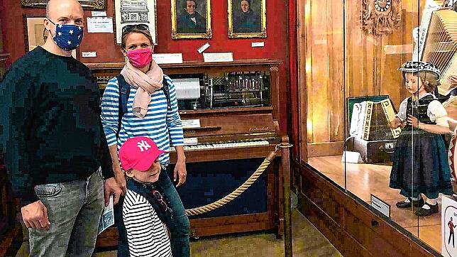 Viele nutzen die Wiedereröffnung des Triberger Schwarzwaldmuseums für einen Besuch und halten sich an die Sicherheitsvorschriften.