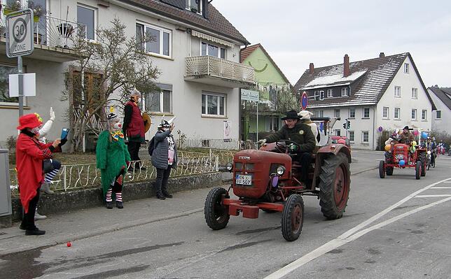 Die wenigen Leute am Straßenrand und auch Anwohner erfreuten sich an der närrischen Oldtimer-Parade.