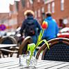 Auf einem Tisch vor einem Restaurant steht eine Blume. In vielen Teilen von Deutschland gelten bereits verschiedene ...