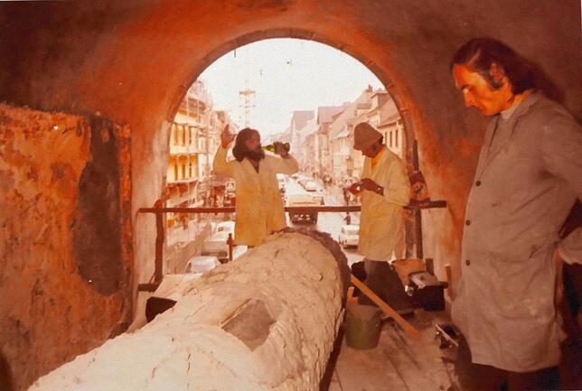 Restauratoren und Studenten der Kunstakademie Stuttgart sind 1975 bei der Arbeit, das Fresko aus dem Bogen des Oberen Tores abzulösen ...