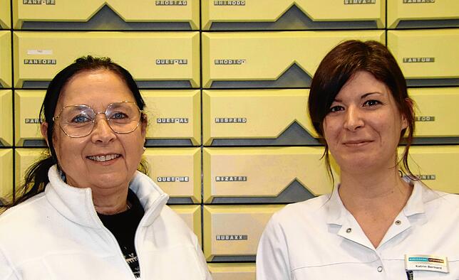 Die Apothekerin Roswitha Rebmann (links) und die Pharmazeutisch-technische Assistentin Katrin Bernard aus der Klosterringapotheke ...