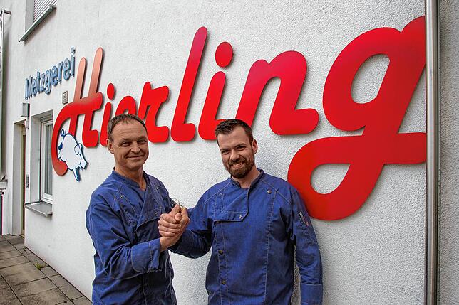 Vor vier Jahren hat Simon Reiner (rechts) die traditionsreiche Metzgerei Hierling in Dettingen von Johannes Hierling, dessen Vater ...