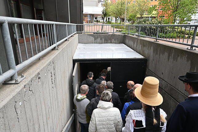 Die Besucher-Gruppe geht durch den Eingang neben der Stadtbibliothek in die alte Rössle-Unterführung.