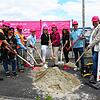 Unter dem Sandhaufen ist intakter Gehweg beim Spatenstich für den Glasfaserausbau der Telekom im Singener Industriegebiet (von links): ...