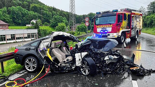 Frontalzusammenstoß auf der B27 zwischen Blumberg und Riedböhringen: Der BMW eines 23-Jährigen wird durch den Zusammenstoß völlig ...