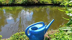 Eine Gießkanne steht am Mühlkanal in Deißlingen. Ab Samstag, 5. Juli, darf im Kreis Rottweil für die Bewässerung von Gärten kein Wasser ...