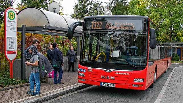 Am Waldshuter Busbahnhof starten auch Nachtverbindungen. Zum Schutz von Fahrern und Fahrgästen werden die Wagen auf den Hauptstrecken ...