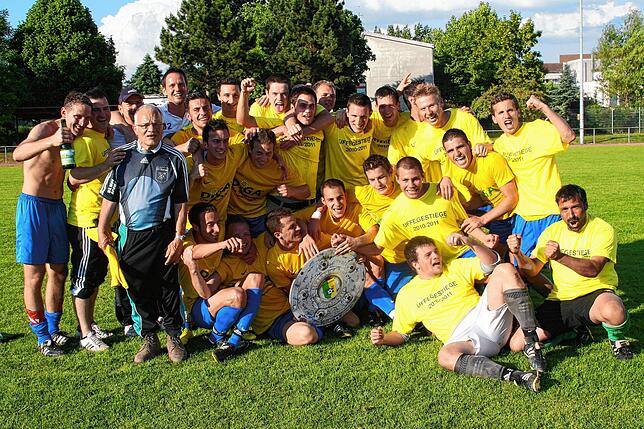 Bild 2: Schnappschüsse aus der Bezirksliga-Saison 2010/2011