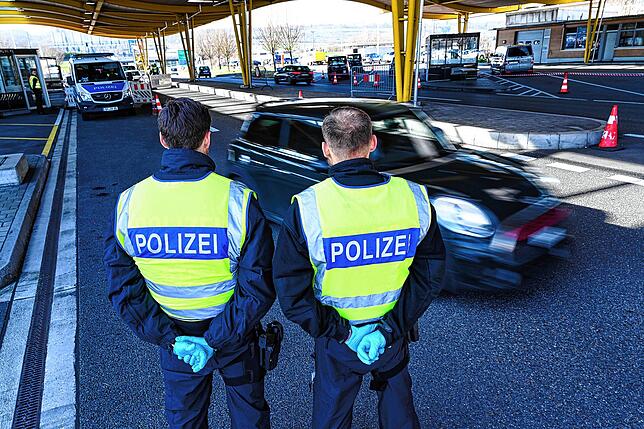Deutsche Polizisten kontrollieren Einreisende am Grenzübergang in Kreuzlingen.