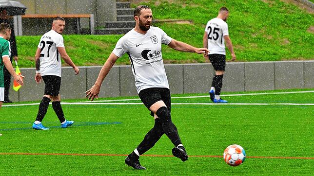Fels in der Brandung: Waldemar Schmidt, hier beim 2:1-Sieg seiner Elf bei der SG Mettingen/Krenkingen, ist trotz seiner 35 Jahre eine ...