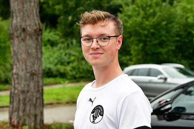 Nick Schupp (22) lebt in Lienheim und begann im jüngsten Nachwuchs des FC Eintracht Stetten mit dem Fußball spielen. Seither war er in ...