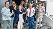 Die Akteure des virtuellen Tags der Wirtschaft vor der Stadthalle (von links): Carina Saks (Weber Fibertech), Bettina Stähle, Janine ...