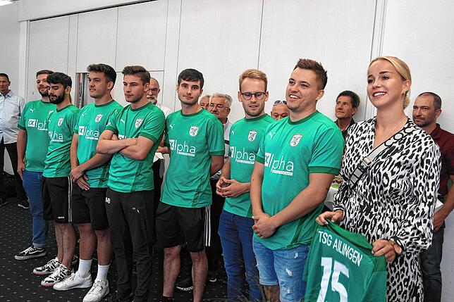Die Überraschung ist geglückt: Beim Empfang im Ailinger Rathaus traf Fußball-Nationalspielerin Giulia Gwinn Teamkollegen aus ihrer ...